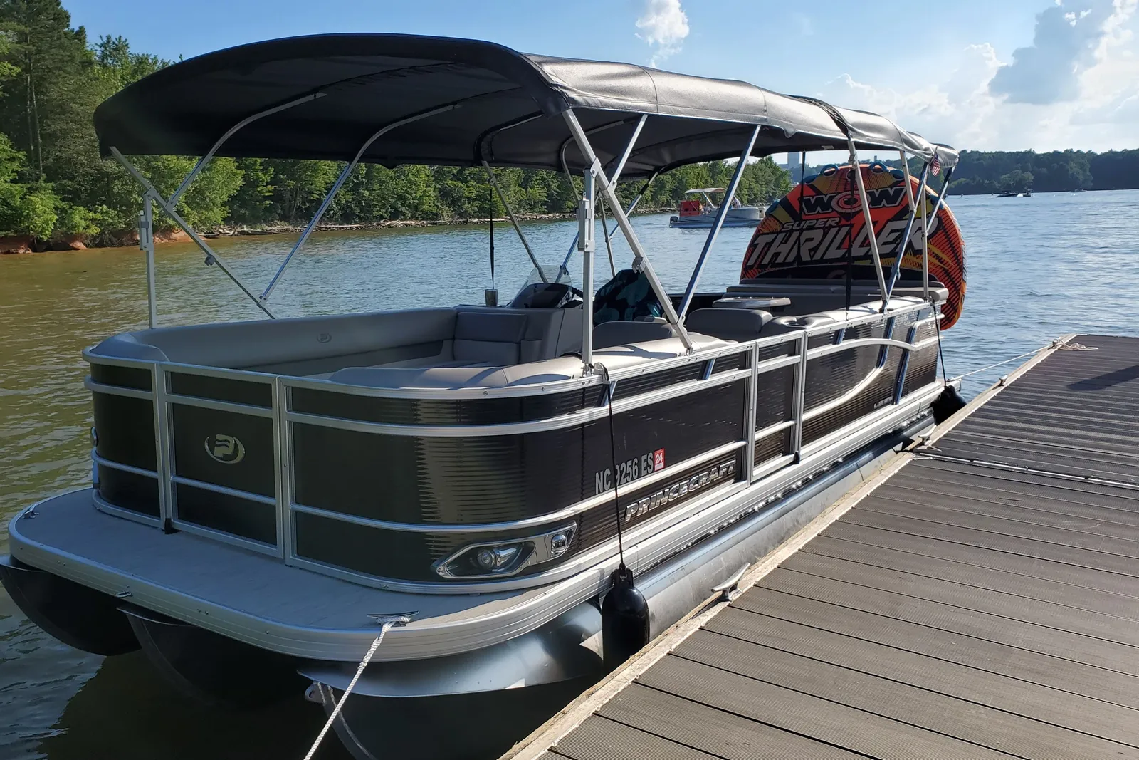 The 2021 Vectra Tritoon on the water 1